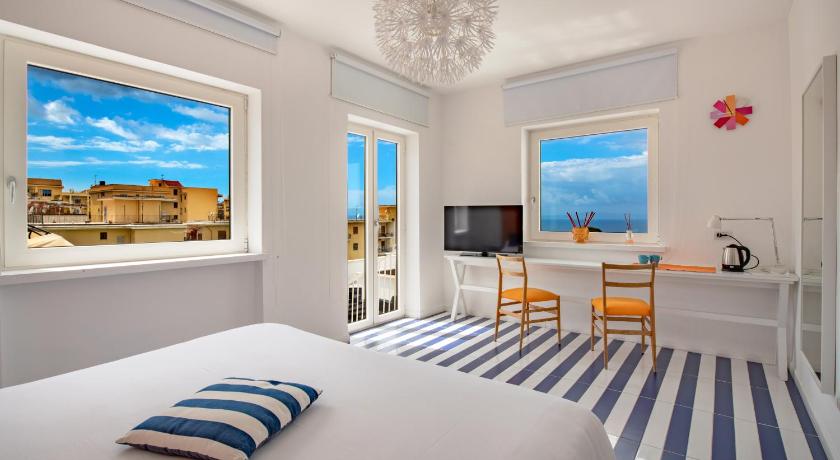 3 Suites View — Hotel in Sorrento