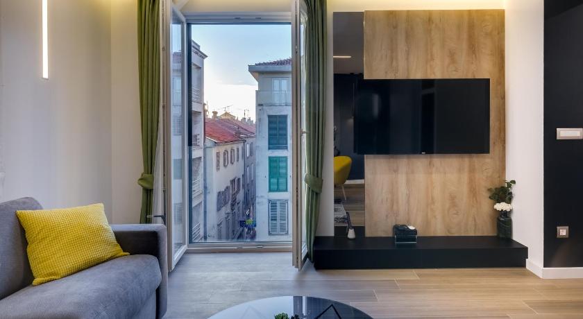 Downtown Marcius Luxury Apartment with Jacuzzi & Sauna photo