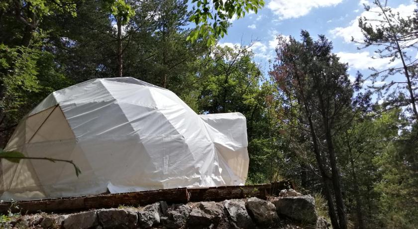 Dome geodesique ou tente bulle in paradise avec piscine photo