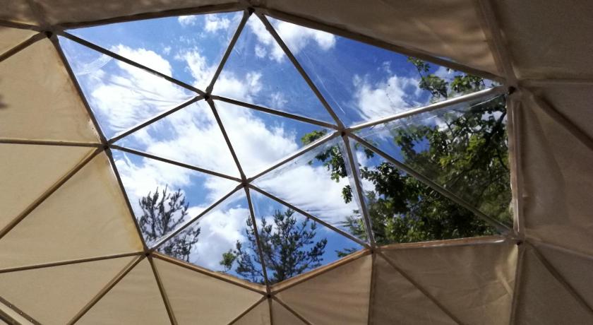 Dome geodesique ou tente bulle in paradise avec piscine — Hotel in Saint-Auban