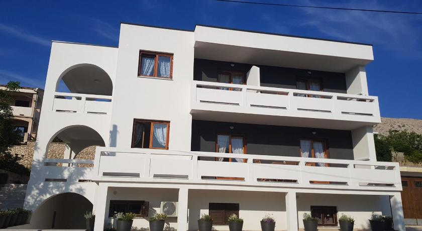 Apartment Spomax — Hotel in Pag