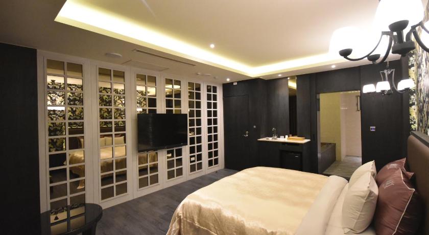 Image of Standard Double Room (Check-in after 23:00) 7