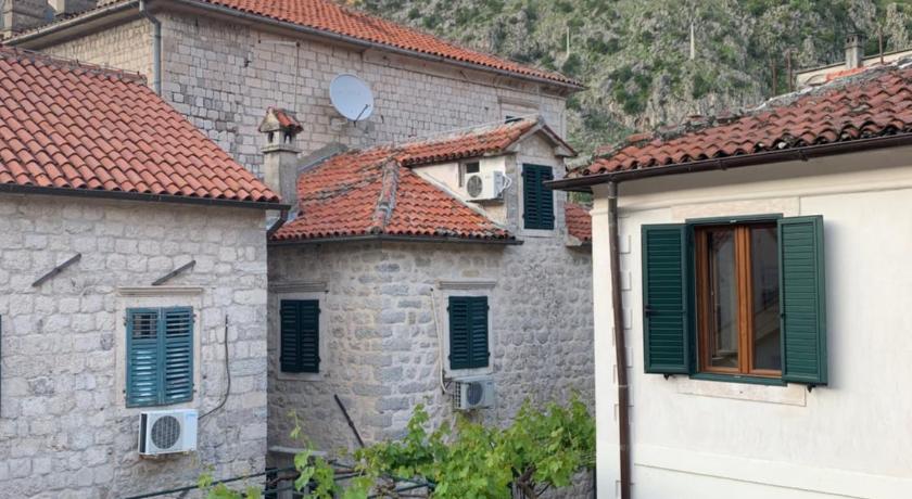 Apartments Leo — Hotel in Kotor