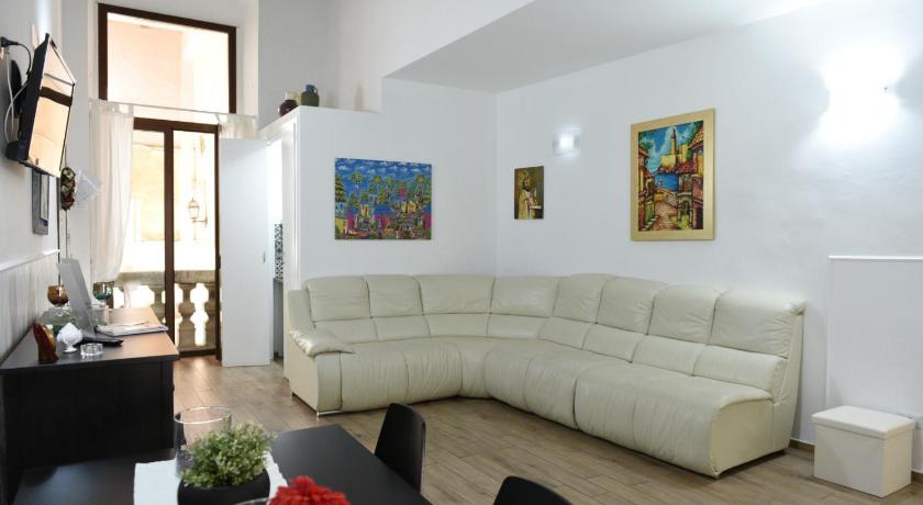 Sisters residence — Hotel in Bari