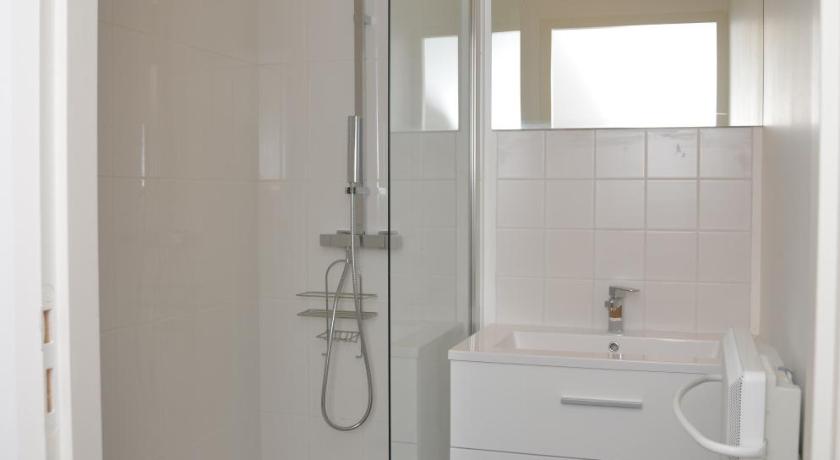 a bathroom with a shower, sink, and toilet, Le Clos des Salins in Toulouse