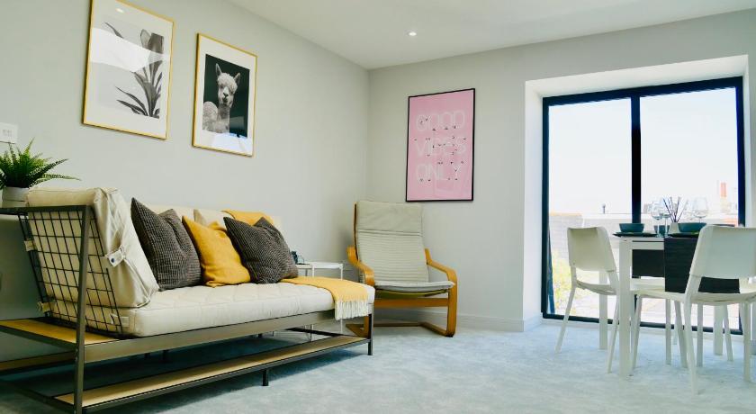 Stunning Sea View Apartment Near the Beach, Bournemouth &amp; Poole — Hotel in Bournemouth