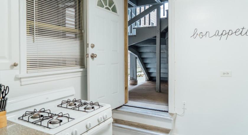 Chic & Pristine 1BR for Couple, Great Location - Marshfield G photo