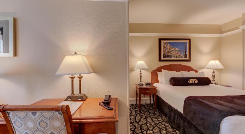 Gaslamp Plaza Suites