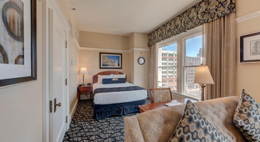 Gaslamp Plaza Suites