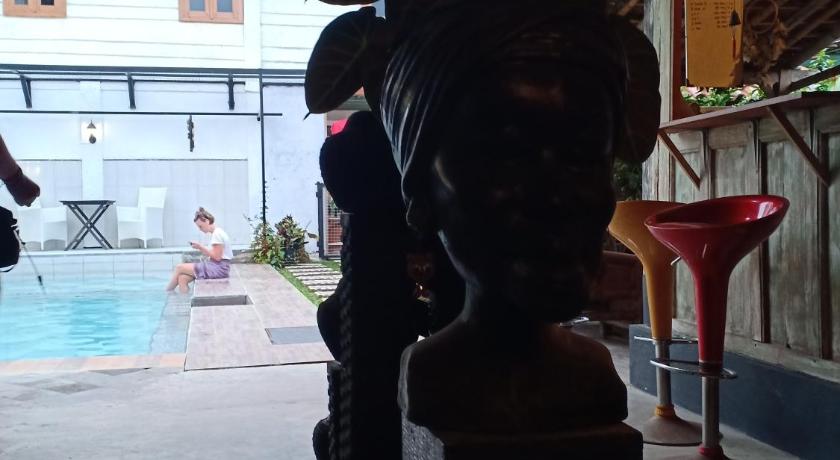 Image of Family Room with Shared Bathroom 10