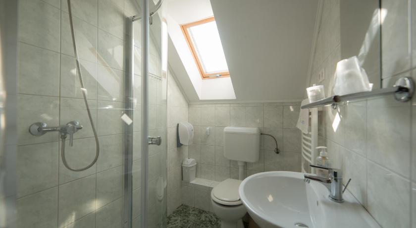Image of Quadruple Room with Bathroom 2