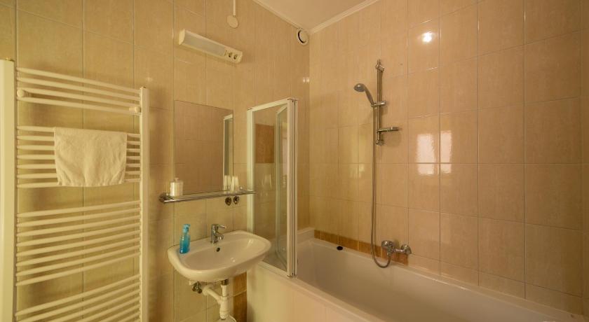Image of Twin Room with Bathroom 2