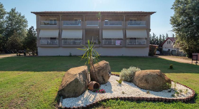 Camping Linaraki Apartments &amp; Bungalows — Hotel in Chalkidiki
