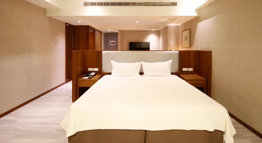 Image of Honeymoon Suite 4