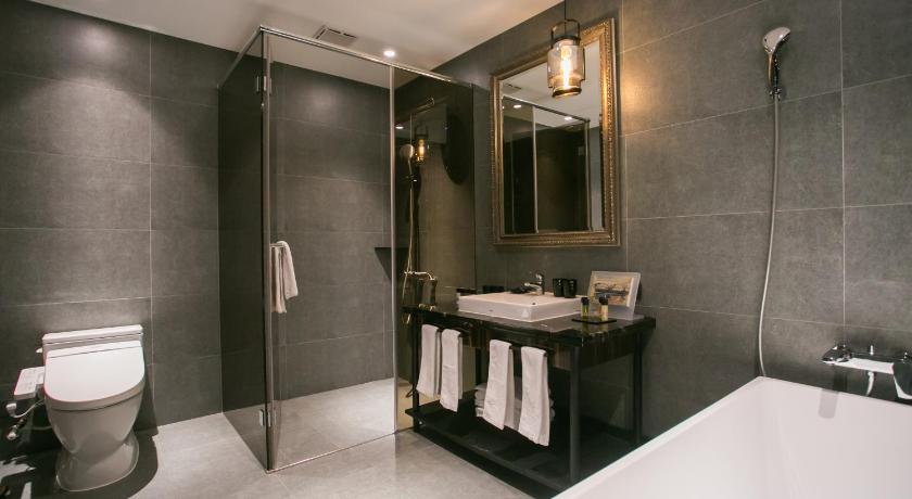 Image of Deluxe Double with Bathtub 2