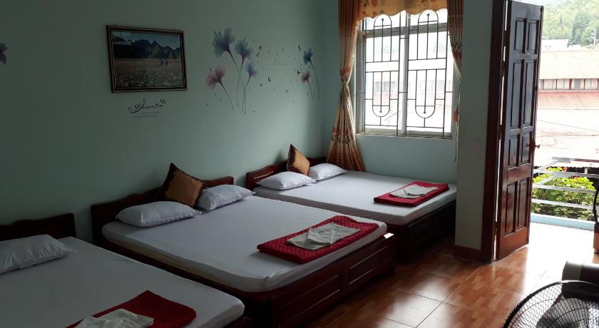 a bedroom with two beds and a window, Binh Minh Hostel in Dong Van