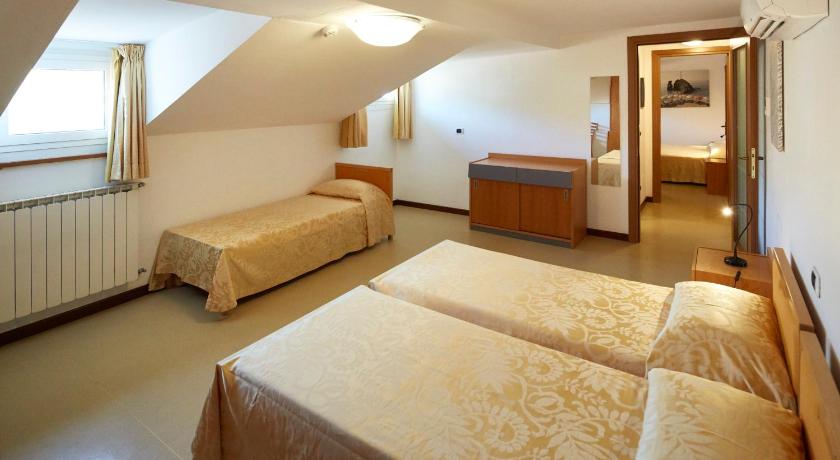 Фото: Четырехместный номер - Мансарда (Quadruple Room - Attic) 1