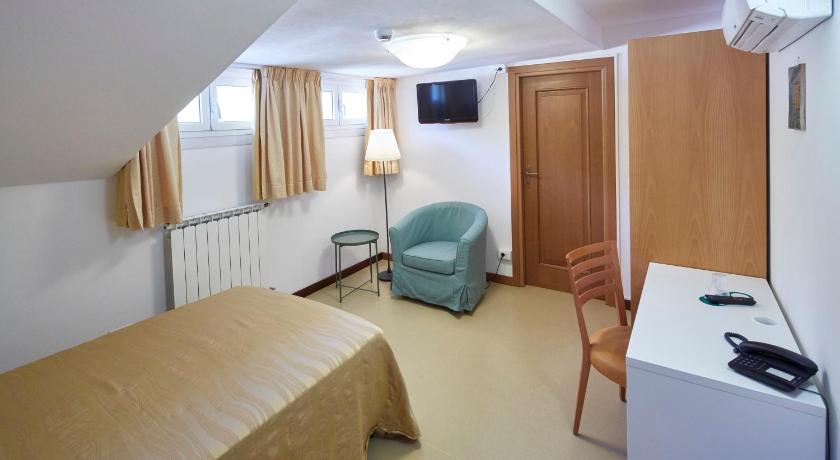 Фото: Одноместный номер эконом-класса — мансарда (Economy Single Room - Attic) 0