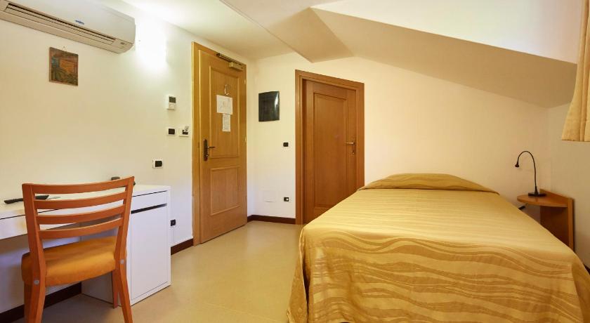 Фото: Одноместный номер эконом-класса — мансарда (Economy Single Room - Attic) 1