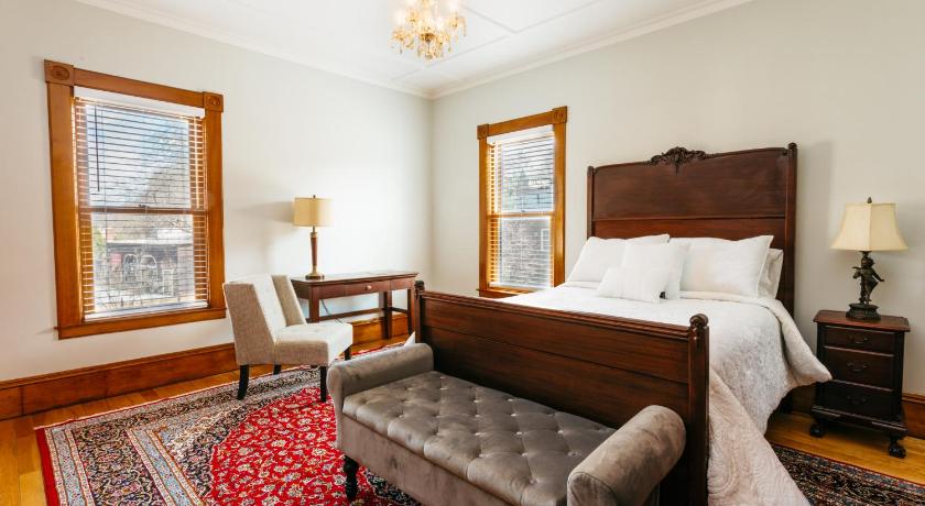 Reynolds House Inn photo