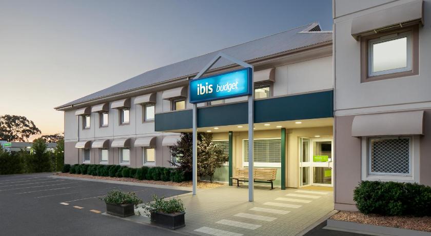 a street sign in front of a building, ibis budget Canberra in Canberra