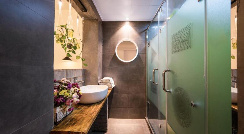 Image of Family Room with Bathroom 11