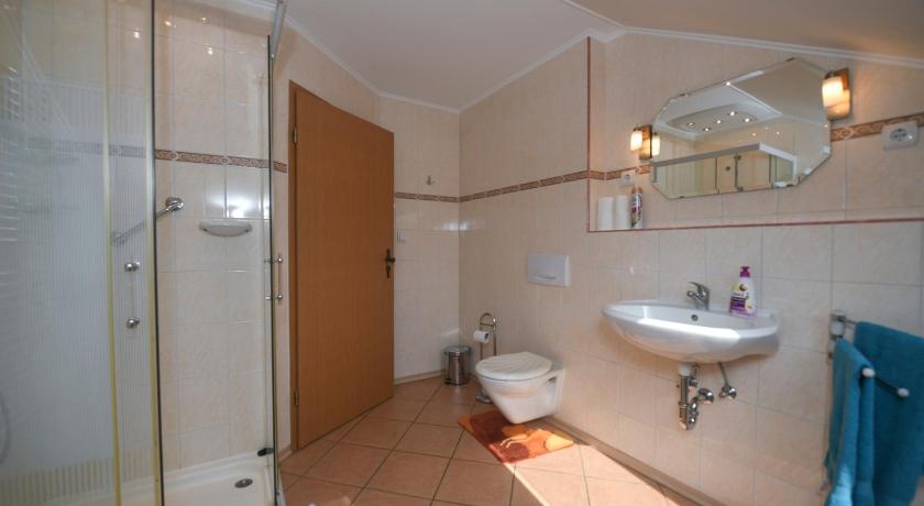 a bathroom with a sink, toilet and shower, Haus Lucia in Eger