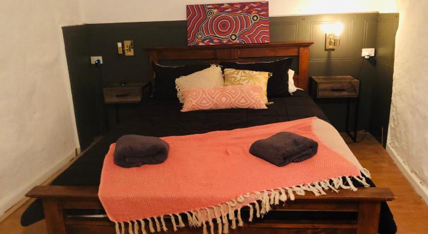 The Blacklighters Opal Retreat-Undergound — Hotel in Coober Pedy