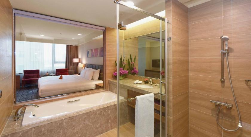 a bathroom with a tub, sink, and shower, Fullon Hotel Taoyuan Airport Access MRT A8 in Taoyuan