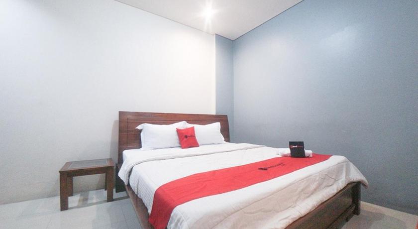 a bedroom with a bed and a dresser, RedDoorz Plus near Green Pramuka Square Mall in Jakarta