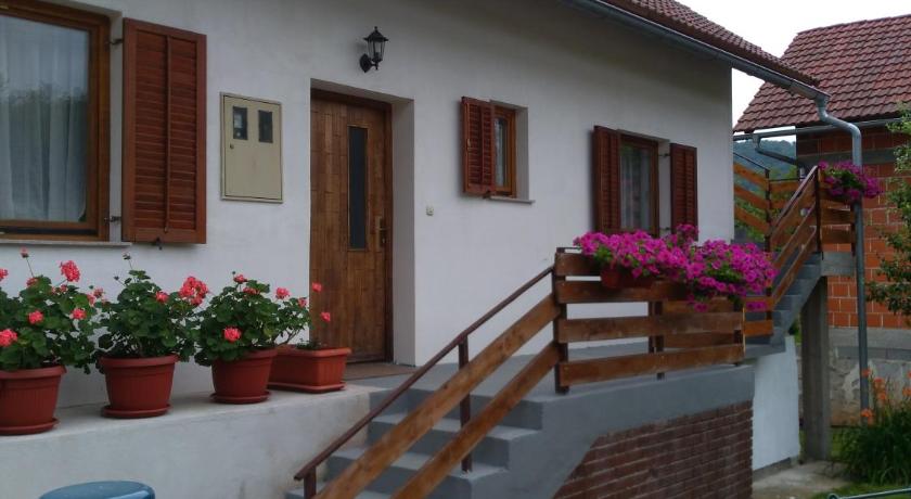 Apartman NINA — Hotel in Ličko Petrovo Selo