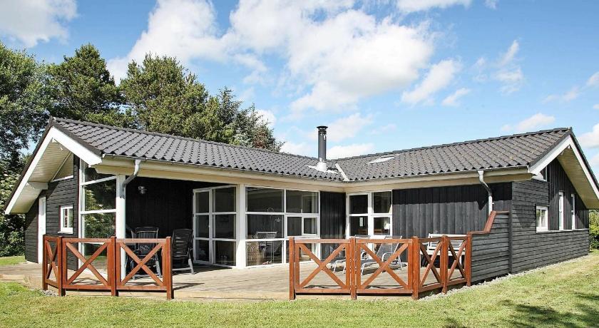 Four-Bedroom Holiday home in - Your Vacation Awaits in Hjorring!