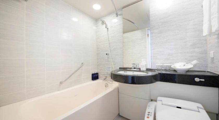 a bathroom with a tub, toilet and sink, Richmond Hotel Premier Musashikosugi in Yokohama