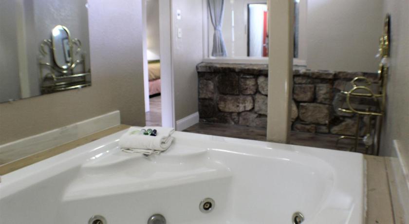 Image of Deluxe King Room with Jacuzzi - No Balcony 4