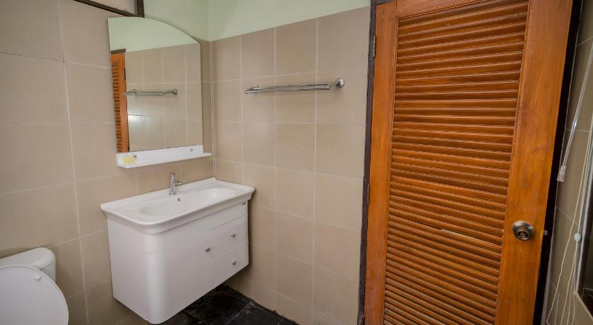 a bathroom with a toilet and a sink, Banlanna Hotel Lampang in Lampang