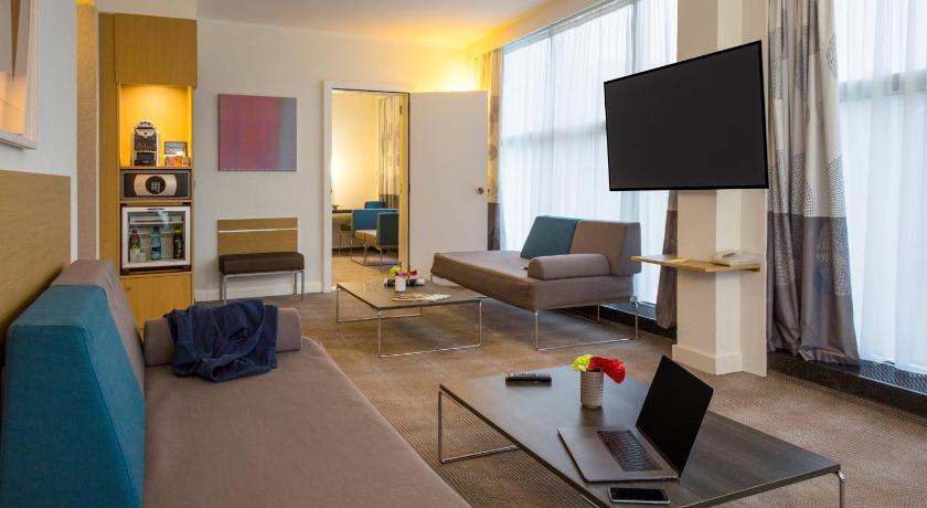 Imagine din Superior Suite with a double bed and sofa bed. For up to 2 adults and 2 children 1