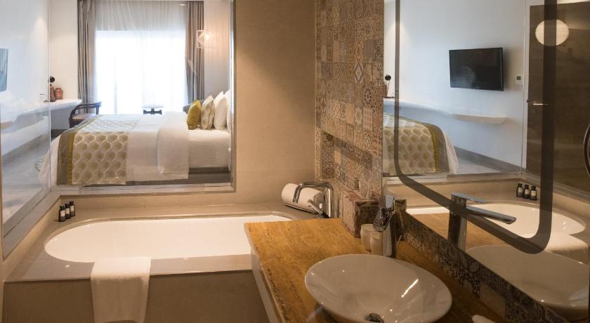 Image of Corner Suite 2