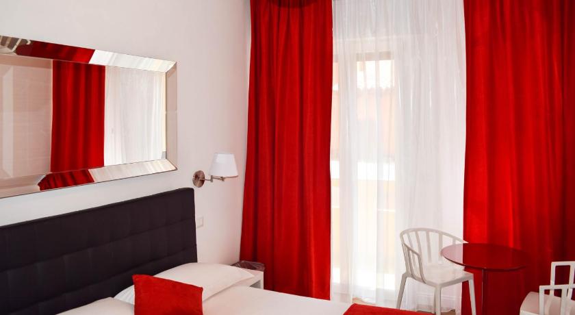 a room with a red couch and red curtains, La finestra sul canale in Bologna