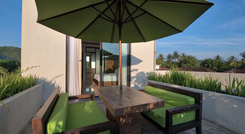 a green patio table with a green umbrella, Kemangi Bed and Breakfast in Lombok