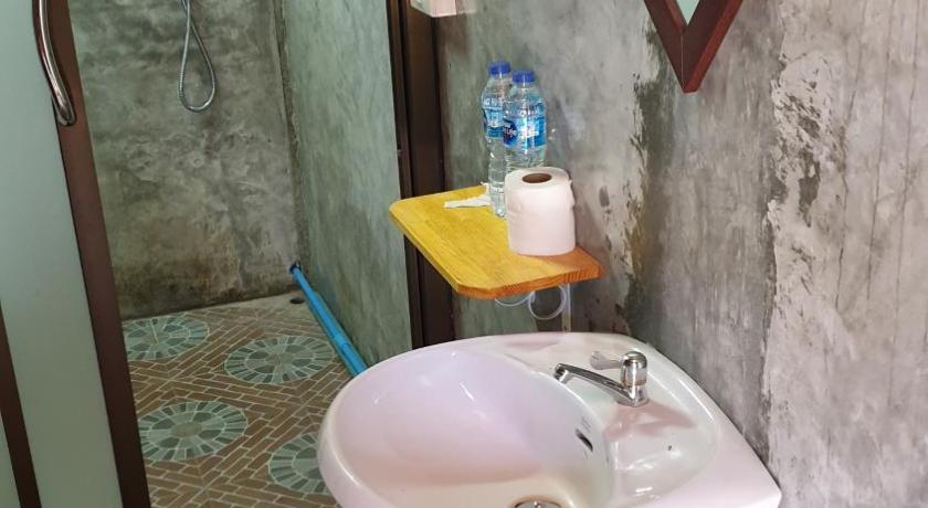 a bathroom with a sink and a mirror, Khao Sok Country Resort in Khao Sok (Suratthani)