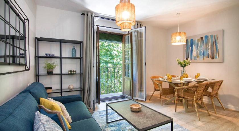 Apartamentos Los Lobos — Hotel in Granada