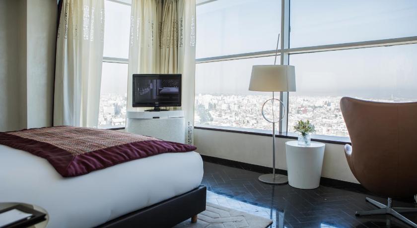 Imperial Suite with 1 King Size Bed Separate Lounge and Dining Room 이미지 1
