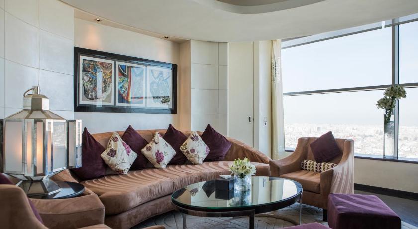 Imperial Suite with 1 King Size Bed Separate Lounge and Dining Room 이미지 3