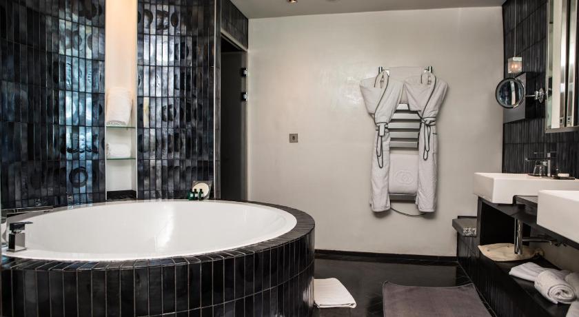 Imperial Suite with 1 King Size Bed Separate Lounge and Dining Room 이미지 10