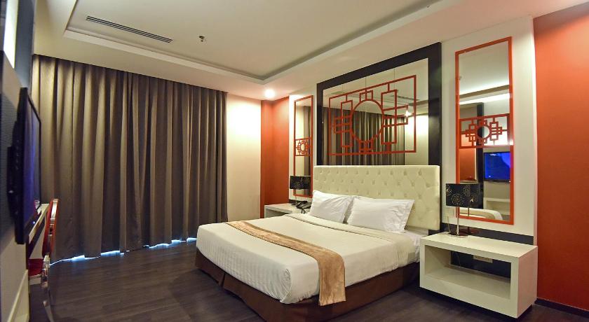 a bedroom with a large bed and a large window, Jindagu Hotel Ipoh in Ipoh