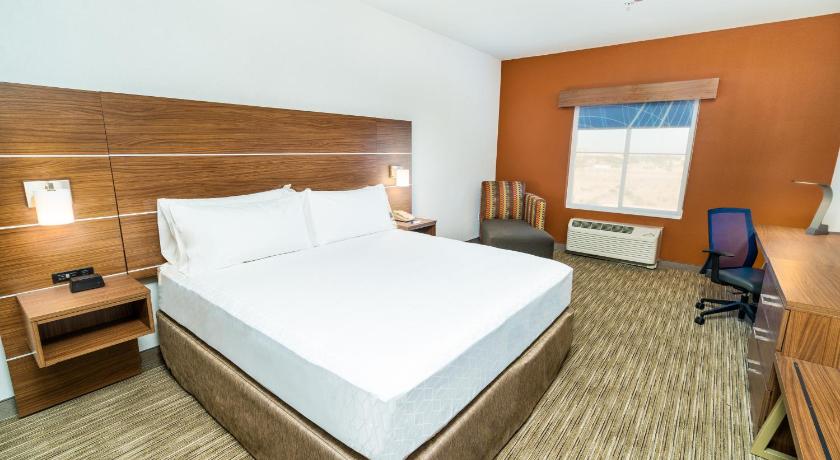 Holiday Inn Express & Suites Las Vegas I-215 S Beltway