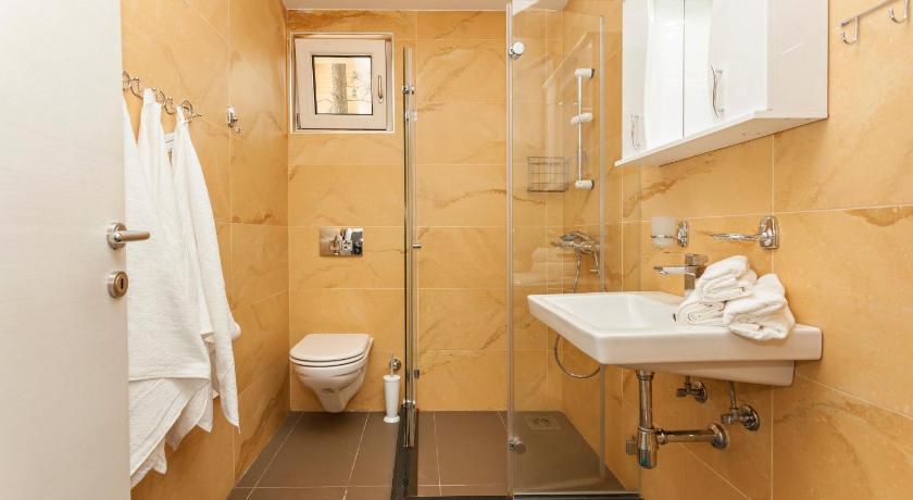 Goldpine Apartments photo