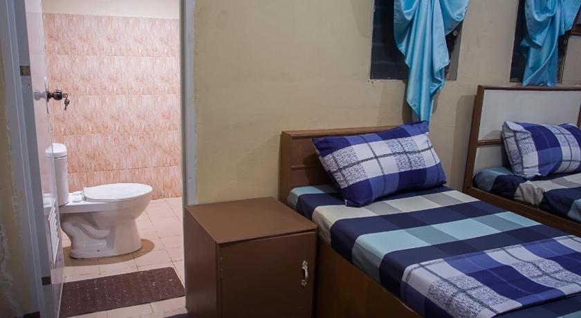 a bathroom with a toilet, sink, and bathtub, RedDoorz @ Calceta Street Cogon in Bohol