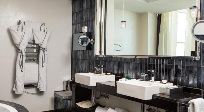 Imperial Suite with 1 King Size Bed Separate Lounge and Dining Room 이미지 8