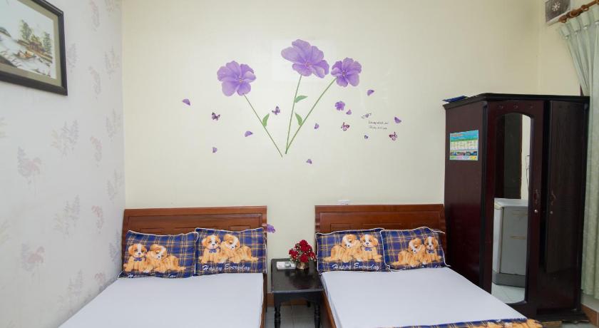 two beds sitting next to each other in a room, Hung Dong Hotel in Quy Nhon (Binh Dinh)
